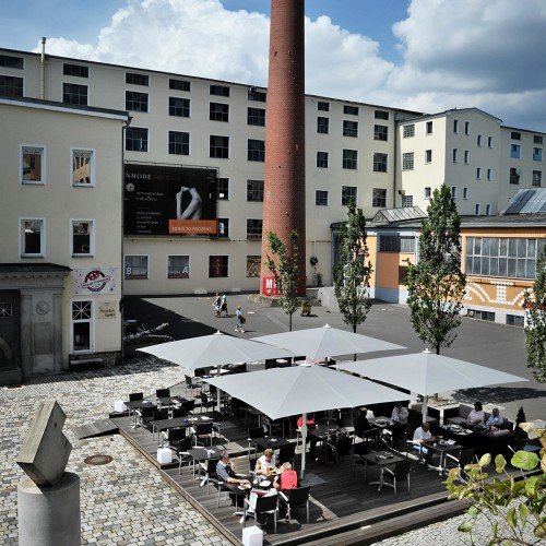 Parasol sur une terrasse